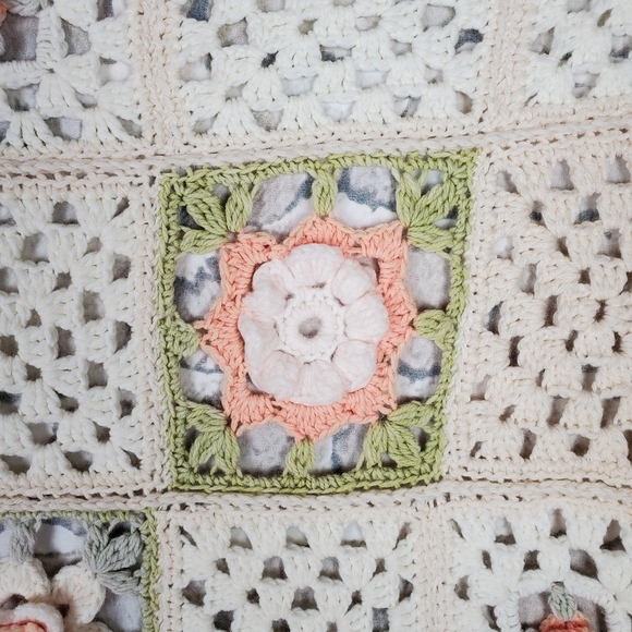 Vintage Handknit 3D Granny Square Cottagecore Lap Crib Blanket  Cream Peach - Picture 2 of 9